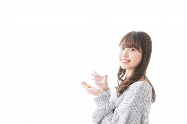 プラセンタサプリを飲む女性